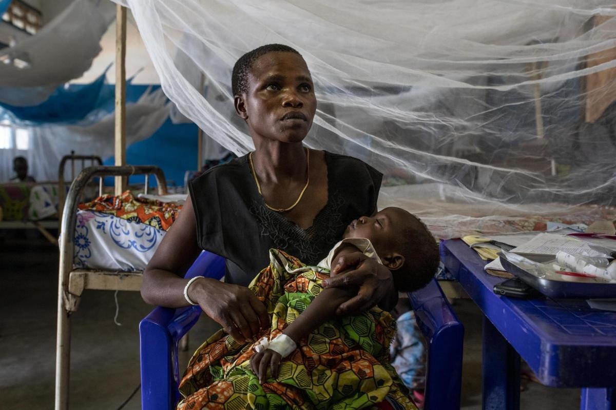 Hôpital Général de Bunia, province d'Ituri, République démocratique du Congo. Mama Evaleti, originaire de Tali, a perdu 5 de ses 6 enfants en raison du conflit en cours dans la région. Son seul enfant restant est hospitalisé à l'unité de la rougeole de l'hôpital général de Bunia. «&nbsp;Ils ont brûlé et détruit ma maison. Je n'ai rien, pas même des vêtements. Ici dans le camp, ils m'ont donné ce que je porte maintenant. Je vis dans le camp mais personne ne nous aide&nbsp;», explique-t-elle.
 © Pablo Garrigos/MSF