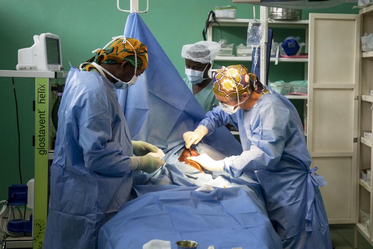 Hôpital général de Rutshuru, province du Nord-Kivu, République démocratique du Congo. Le Dr. Rijs opère un patient au service de chirurgie de l'hôpital, soutenu par MSF.
© Pablo Garrigos/MSF