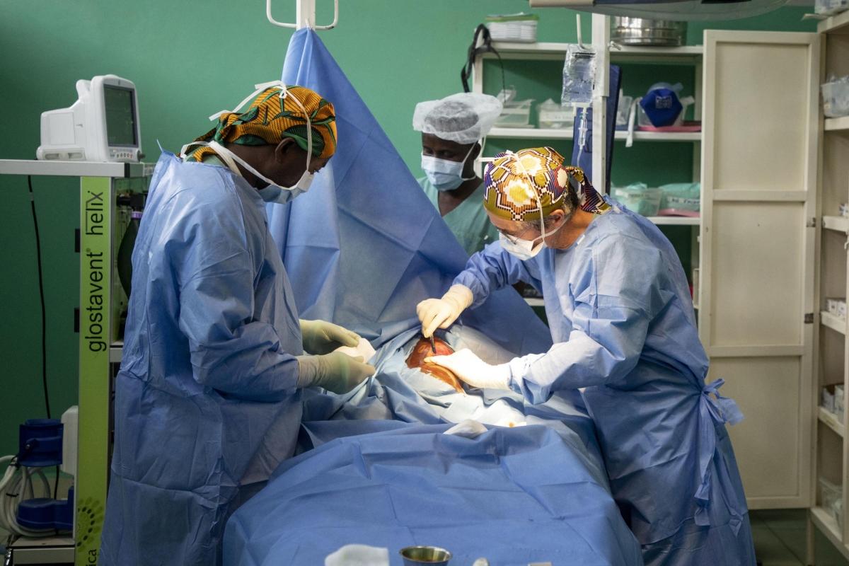 Hôpital général de Rutshuru,&nbsp; province du Nord-Kivu, République démocratique du Congo. Le Dr. Rijs&nbsp;opère un patient au service de chirurgie de l'hôpital, soutenu par MSF.
 © Pablo Garrigos/MSF