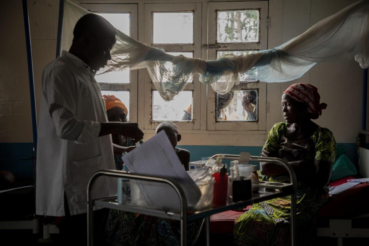 Dans l'hôpital de Bambu, territoire de Rutshuru, province du Nord-Kivu, République démocratique du Congo. MSF soutient cet hôpital avec des soins gratuits et un traitement nutritionnel pour les enfants de moins de 15 ans, des services d'urgence et des transferts à l'hôpital général de Rutshuru.
 © Pablo Garrigos/MSF