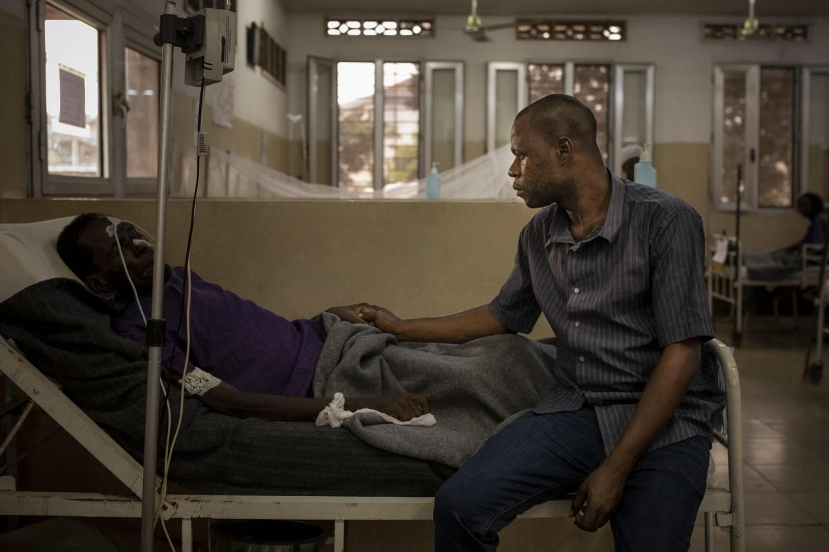 Centre hospitalier de Kabinda à Kinshasa, République démocratique du Congo. Portrait de John et Jean (prénoms modifiés). Jean a été diagnostiqué séropositif en 2010 et a été hospitalisé pour la première fois en juin 2019.&nbsp;
 © Pablo Garrigos/MSF