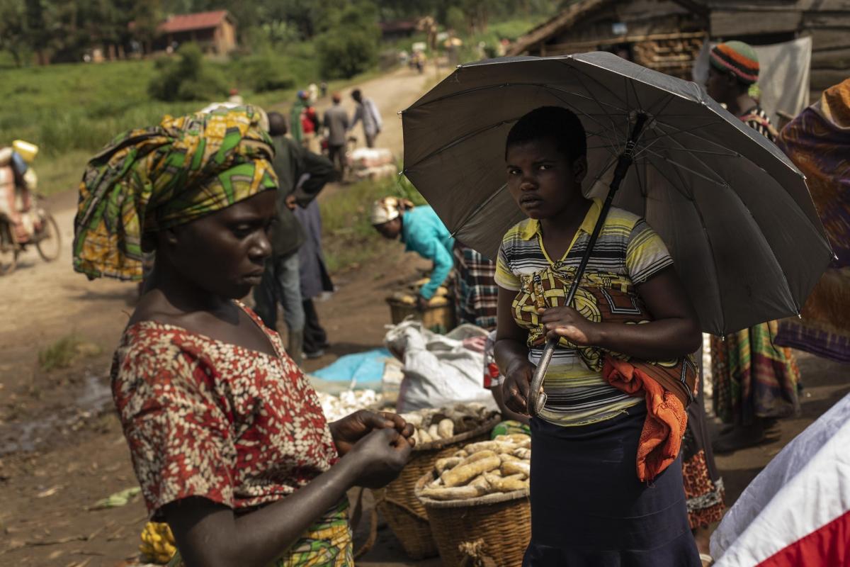 Province du Nord-Kivu, République démocratique du Congo.&nbsp;Les villageois de Louashi vont au marché local pour acheter de la nourriture. Dans un contexte de forte violence et d'insécurité, l'accès aux champs est devenu très dangereux, notamment pour les femmes. Le nombre de victimes de violences sexuelles prises en charge&nbsp; dans les structures de santé soutenues par MSF a doublé par rapport à 2018.
 © Pablo Garrigos/MSF