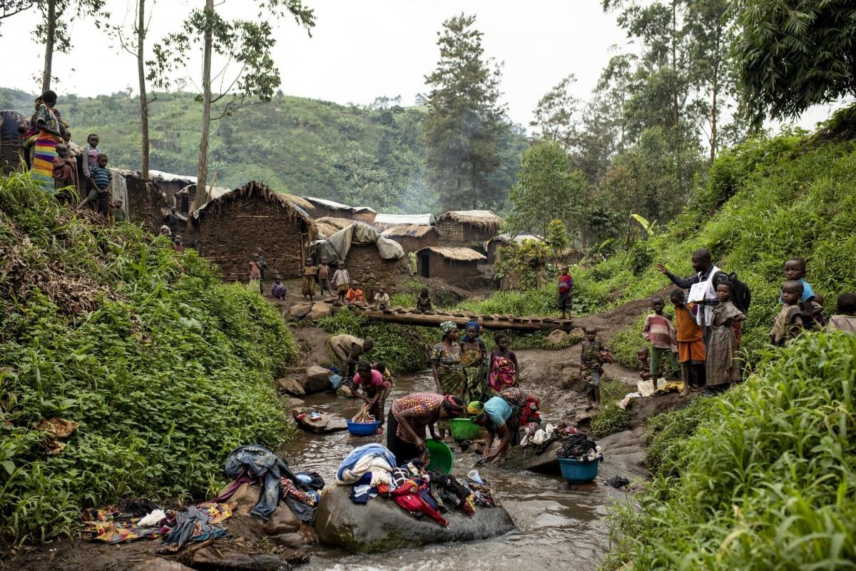 Camp de personnes déplacées de Bukombo, territoire de Masisi, province du Nord-Kivu, République démocratique du Congo. Les femmes nettoient leurs vêtements dans la rivière, augmentant ainsi la possibilité de contracter le choléra et d'autres maladies.
 © Pablo Garrigos/MSF