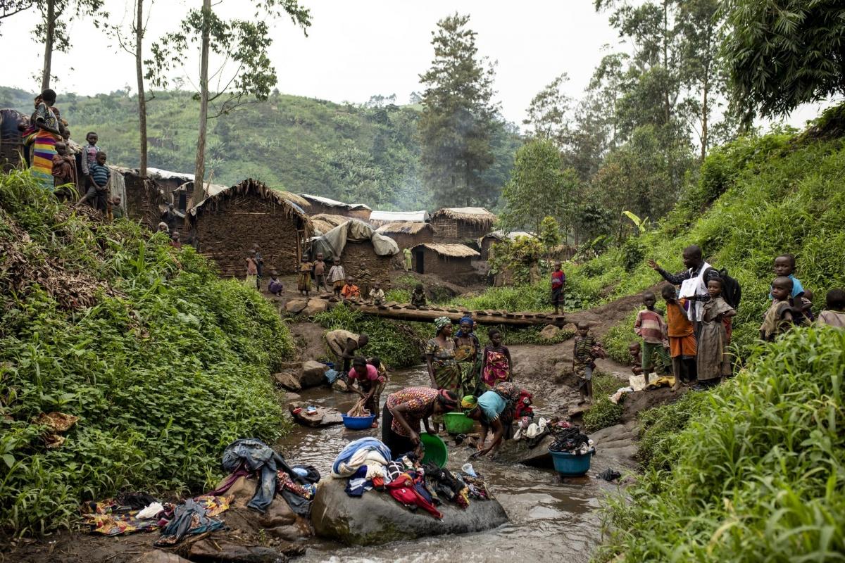 Camp de personnes déplacées de Bukombo, territoire de Masisi, province du Nord-Kivu, République démocratique du Congo. Les femmes nettoient leurs vêtements dans la rivière, augmentant ainsi la possibilité de contracter le choléra et d'autres maladies.
© Pablo Garrigos/MSF