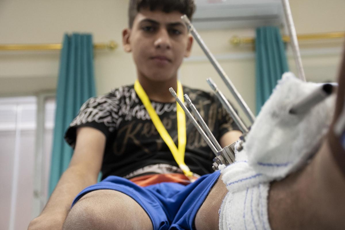 Kadhim Dhaygham, 16 ans, effectue une séance de physiothérapie au centre de réhabilitation médicale&nbsp;de Bagdad, ouvert par MSF en 2017. Kadhim a été blessé le 27 octobre lorsqu'une cartouche de gaz lacrymogène lui a cogné la jambe lors d'une manifestation à Bagdad.
 © Nabil Salih/MSF