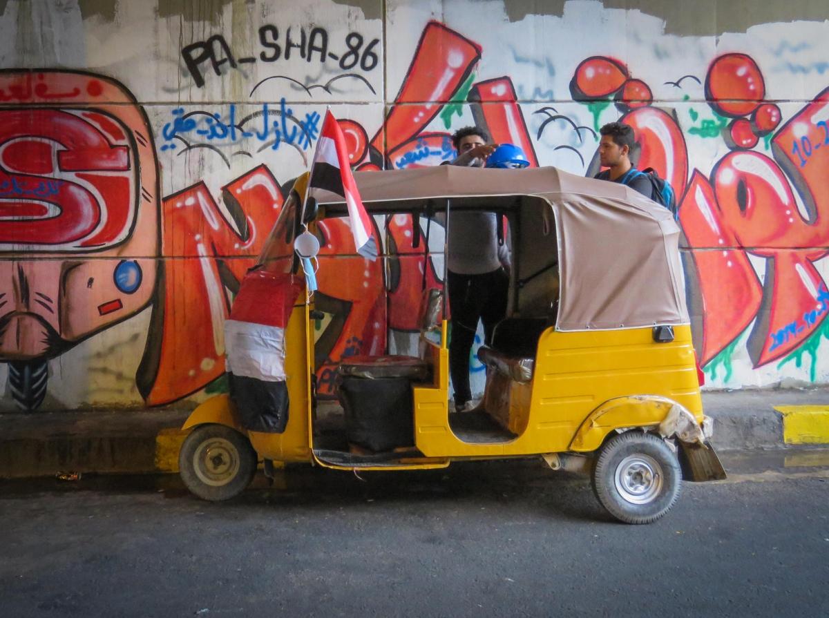 Lorsque la réponse aux manifestations est devenue violente, les tuk-tuks ont commencé à transporter les manifestants blessés vers les hôpitaux et sont devenus les «&nbsp;ambulances de la nation&nbsp;».
 © Nabil Salih/MSF