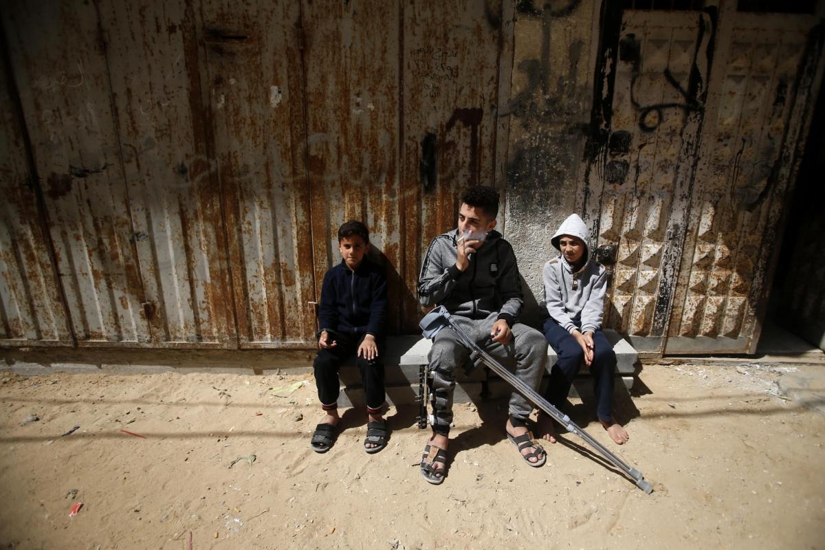 Eyad, jeune palestinien de 23 ans, a été blessé par un tir israélien lors de la marche du retour en mai 2018.
 © Mohammed Abed