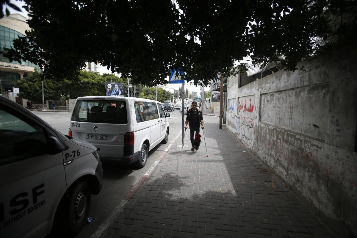 Murad, 26 ans, blessé par l'armée israélienne lors de la grande marche du retour en mai 2018, marche vers la clinique MSF de Gaza city.
© Mohammed Abed