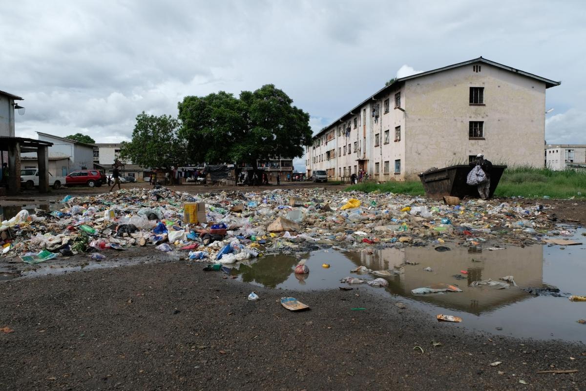 La gestion des déchets reste complexe dans les zones densément peuplées, telles que Mbare. Or les déchets ménagers peuvent contaminer les eaux souterraines peu profondes et causer des épidémies de maladies diarrhéiques.
 © Samuel Sieber/MSF