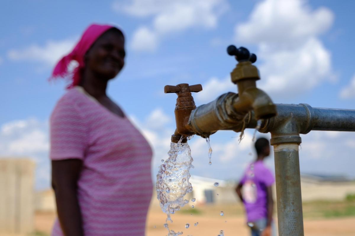 L'eau courante coule désormais dans le campement informel de Stoneridge dans le sud de Harare. Après une épidémie de choléra, MSF a mis en place un forage solaire et sensibilisé le centre de santé communautaire local.
 © Samuel Sieber/MSF