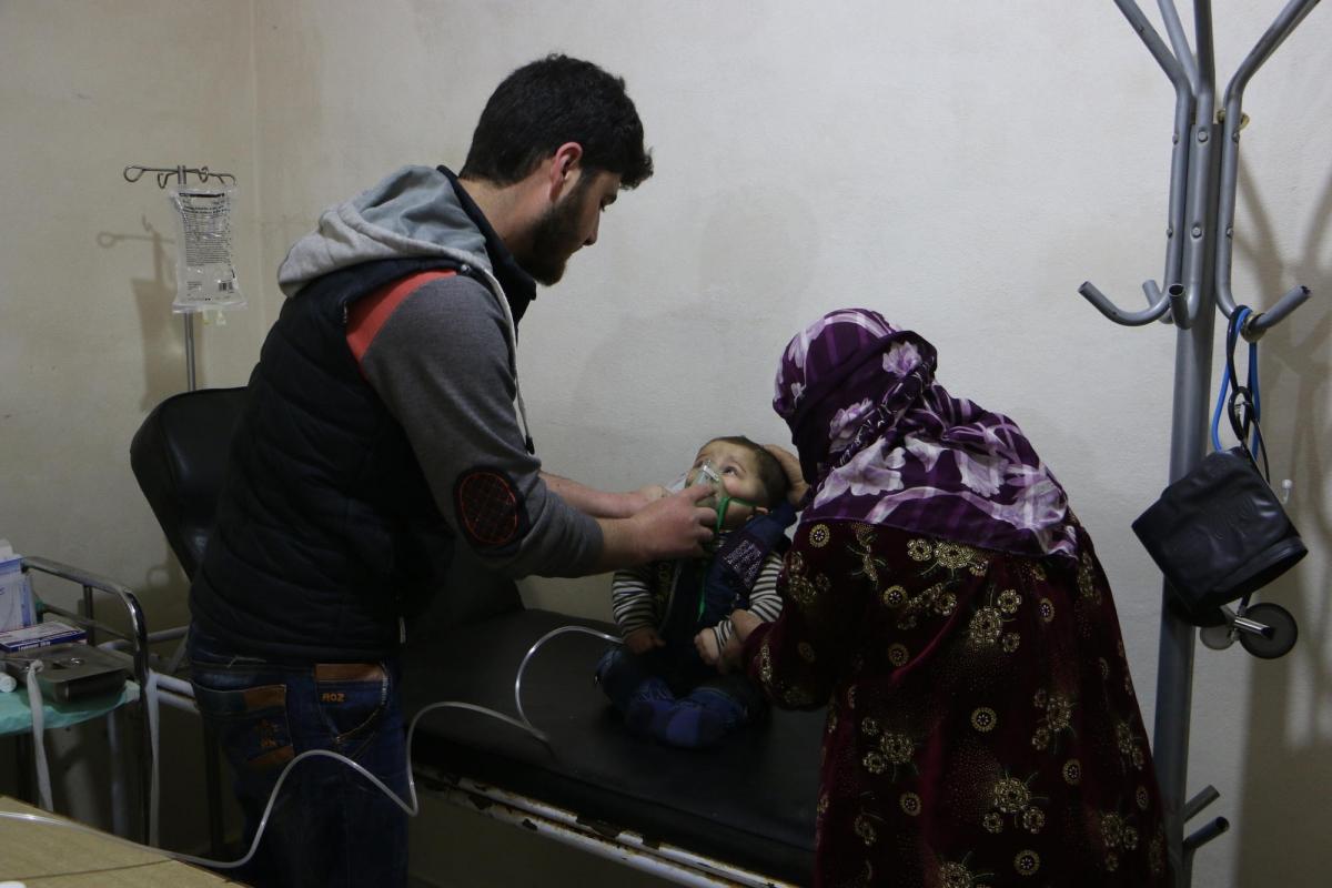 Un jeune enfant, accompagné par sa mère, se fait ausculter dans le centre de santé du camp de Deir&nbsp;Hassan.&nbsp;
 © Abdul Majeed Al Qareh