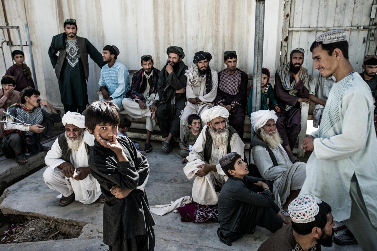 Des hommes attendent devant le service d'hospitalisation de l'hôpital Boost de la ville de&nbsp;Lashkar Gah, Helmand, Afghanistan.
 © Kadir Van Lohuizen/Noor