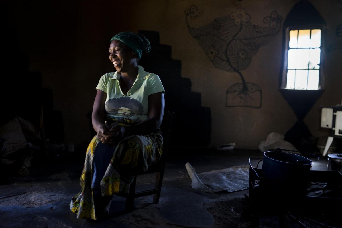 Beauty, 36 ans, est suivie à l'hôpital d'Harare, au Zimbabwe, pour son cancer du col de l'utérus. Témoignage recueilli en mars 2017.
« Quand j'ai rencontré Charles il y a six ans, je lui ai dit que je vivais avec le VIH et que j'avais trois enfants, mais il voulait quand même m'épouser ! Nous voulions désespérément avoir un enfant ensemble. Il y a sept ans, j'ai perdu ma sœur aînée d'un cancer du col de l'utérus et je craignais que cela ne m'arrive également. En septembre 2015, j'ai eu mal à l'abdomen. J'ai entendu un ami parler du dépistage à l'hôpital rural de Gutu, alors j'y suis allée. Les résultats des tests ont montré que j'avais des lésions qui ne pouvaient pas être traitées à la clinique locale. MSF m'a emmené à l'hôpital de Newlands à Harare. Là-bas, on m'a informé que ma situation était grave et on m'a conseillé de retirer l'utérus. Mais moins d'un mois après, j'ai découvert que j'étais enceinte. Nous voulions tous les deux un enfant, mais mon mari était déchiré parce qu'il ne voulait pas me perdre. Tout au long de ma grossesse, j'ai subi des examens réguliers et le médecin a programmé une césarienne pour éviter tout risque. Notre bébé a maintenant deux semaines et nous sommes tous les deux si heureux. On m’a conseillé de passer un autre test pour le cancer du col de l’utérus six semaines après mon accouchement. Maintenant que nous avons réussi à avoir un enfant, ça ne me dérange pas qu'on fasse une hystérectomie. »
© Melanie Wenger/COSMOS