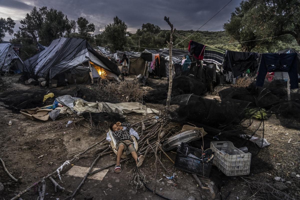 Nuit blanche pour les réfugiés à Olive Grove, à côté du camp de Moria, après des pluies torrentielles. Lesbos, Grèce, octobre 2018.
 © Anna Pantelia/MSF