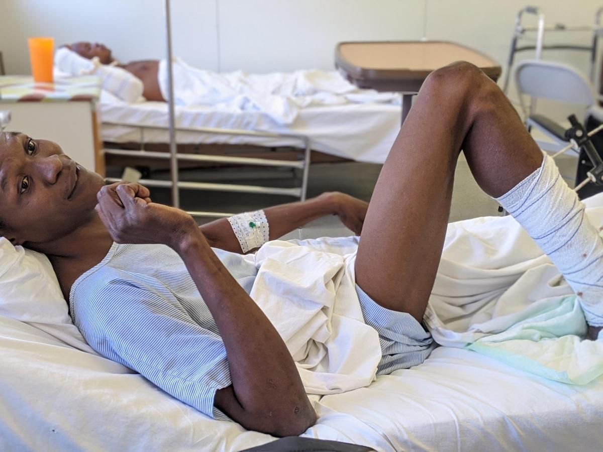 Anderson Alexandre, 30 ans, père de deux enfants, a reçu deux balles dans le pied lors d'une fusillade le samedi 21 décembre 2019 dans le quartier Delmas de Port-au-Prince alors qu'il était en train d'acheter de l'eau pour sa famille. Il a été transporté à l'hôpital MSF de Tabarre pour y être soigné.
 © Nico Dauterive/MSF