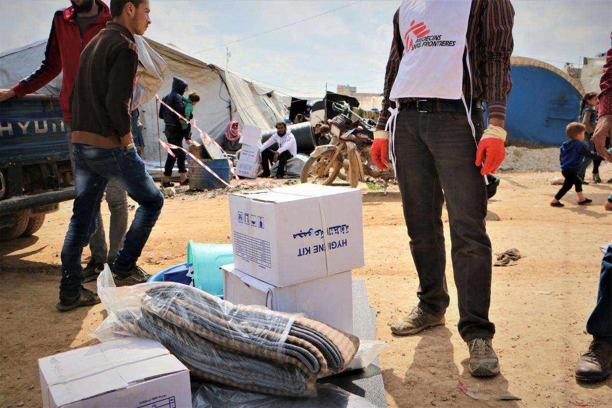 Les équipes MSF distribuent des tentes et des biens de première nécessité dans le campement&nbsp;d'Abo Obeidah. Mars 2020. Syrie.&nbsp;
 © Abdul Majeed Al Qareh