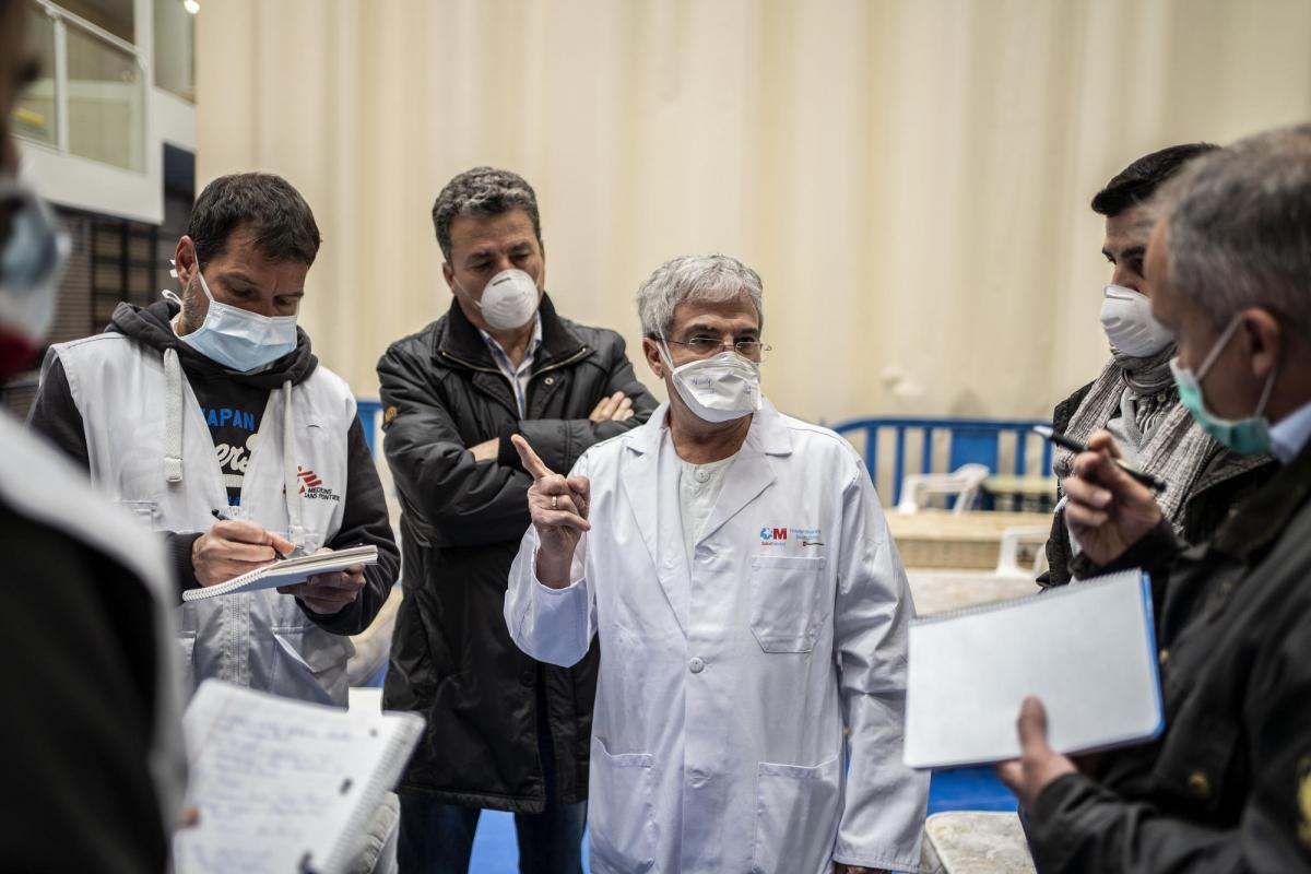 Une équipe MSF met en place un hôpital temporaire près de Leganes, pour prendre en charger les patients atteints par le coronavirus. Foto: Olmo Calvo /MSF
 © Olmo Calvo