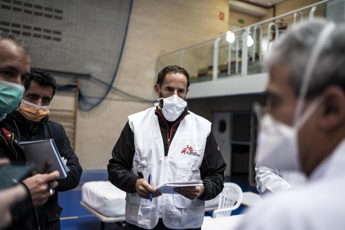 Une équipe MSF est en train d'installer un hôpital temporaire à Leganes, en Espagne.
 © Olmo Calvo/MSF