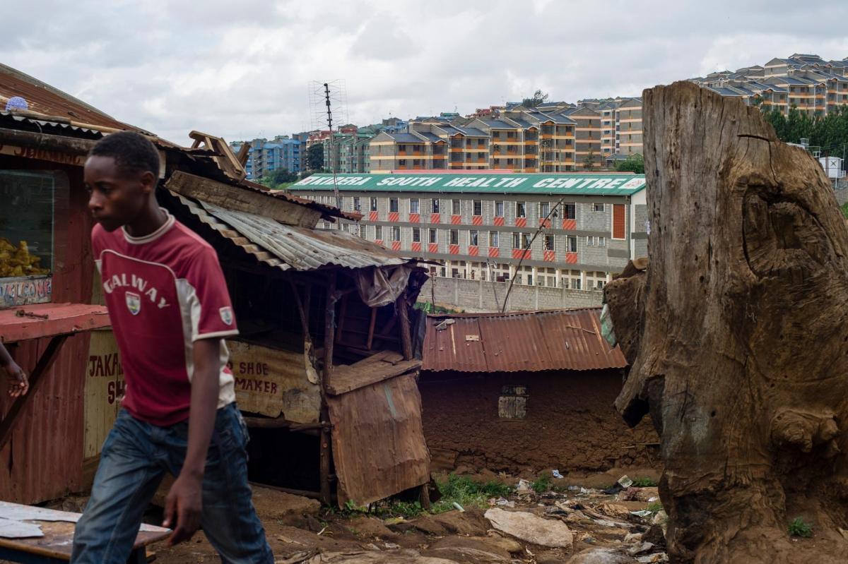 Un homme marche non loin de la clinique MSF de Kibera South, à Nairobi, au Kenya.
 © Phil Moore