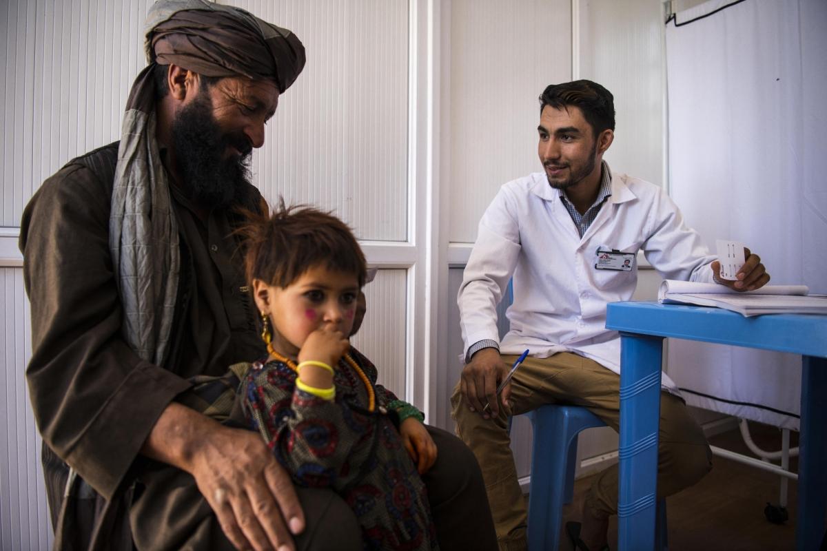 Centre de santé de MSF en périphérie d'Hérat, Afghanistan, août 2019. Bismillah et sa fille Najiba, originaires du district assiégé de Bala Murghab dans la province de Badghis, lors d'une consultation.
 © Andrew Quilty