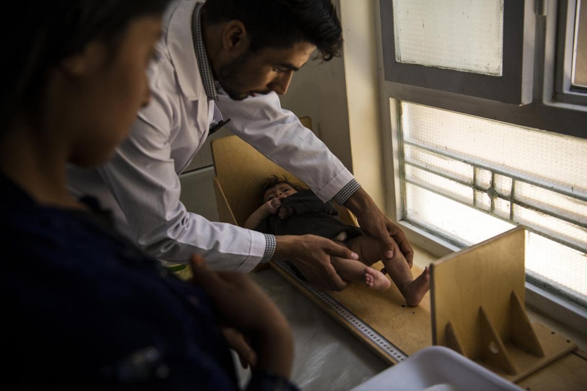 Centre de santé de MSF en périphérie d'Hérat, Afghanistan, août 2019. Un jeune enfant lors d'une consultation de dépistage de la malnutrition.
 © Andrew Quilty