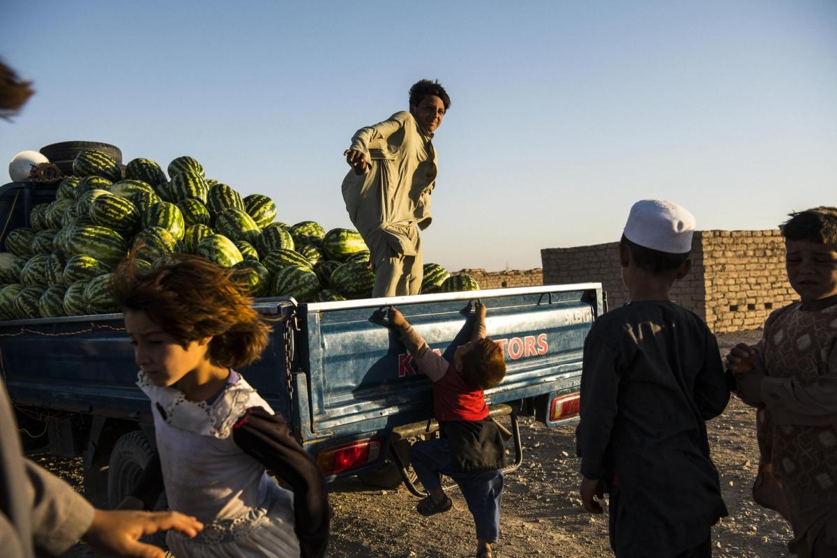 Camp de déplacés de Shahrak-é-Sabz, en périphérie de la ville d'Hérat, Afghanistan, août 2019. Des habitants viennent acheter des pastèques.
 © Andrew Quilty