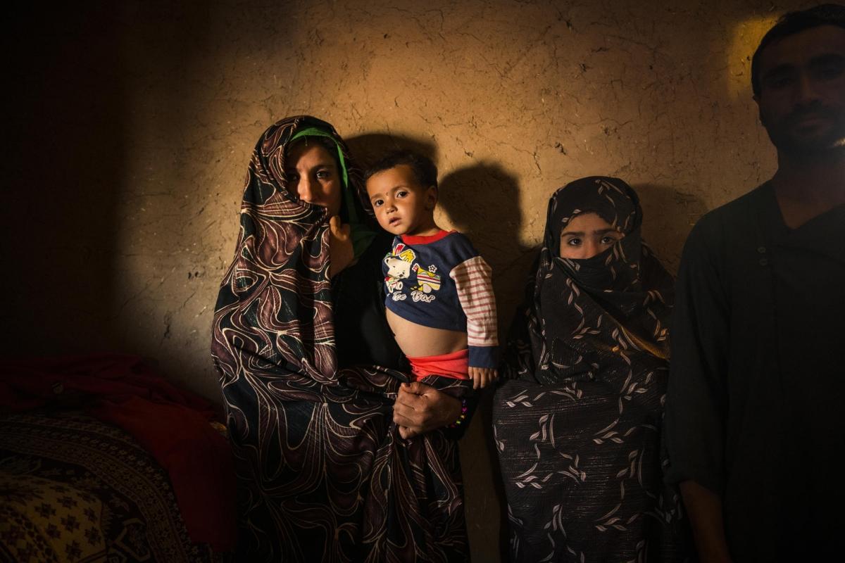 Camp de déplacés de Shahrak-é-Sabz, en périphérie de la ville d'Hérat, Afghanistan, août 2019. Portrait d'une famille à l'intérieur de leur maison.
© Andrew Quilty