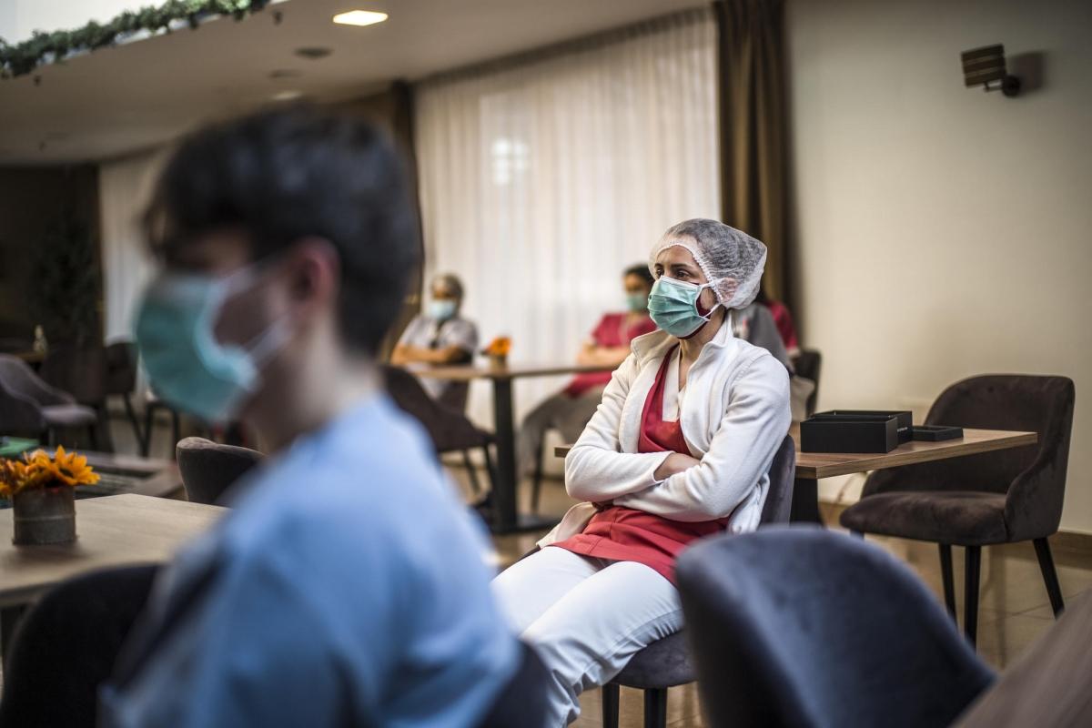 Une équipe mobile de MSF donne des conseils au personnel de la maison de retraite "Résidence Christalain", à Jette, Bruxelles.
 © Olivier Papegnies