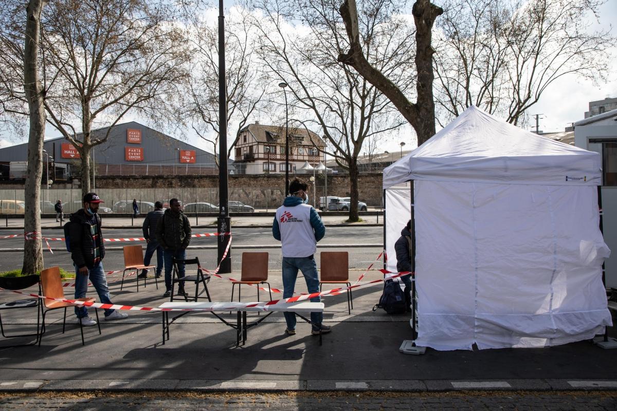 Les personnes qui vivent dans la rue sont particulièrement vulnérables au coronavirus. Pour leur assurer un accès continu aux soins, la clinique mobile de MSF propose des soins de santé primaire à Paris et en banlieue. Porte de la Villette, Paris, le 31 mars 2020.
 © AGNES VARRAINE LECA/MSF