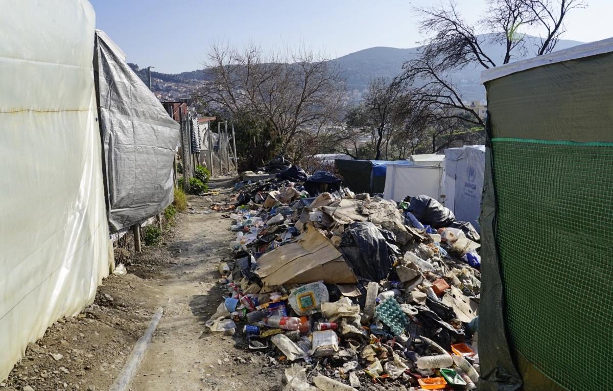 Vue de la jungle, la partie non-officielle du camp de Samos. Ses allées de tentes et de déchets.
 © MSF/Dora Vangi