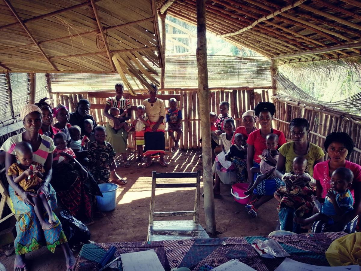 Les mères du village d'Imbo attendent leur tour pour un suivi hebdomadaire de la situation de leurs enfants dans le cadre du programme nutritionnel MSF mis en place lors de la flambée de rougeole.
 © MSF/