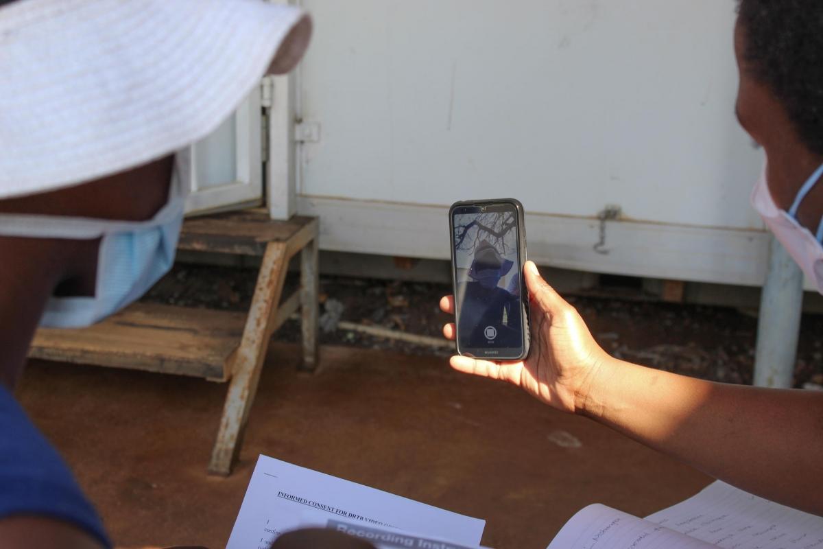 Une infirmière MSF explique le fonctionnement du traitement par vidéo-observation à une patiente atteinte de tuberculose multirésistante dans le centre de santé de Matsanjeni.
© MSF/Jakub Hein