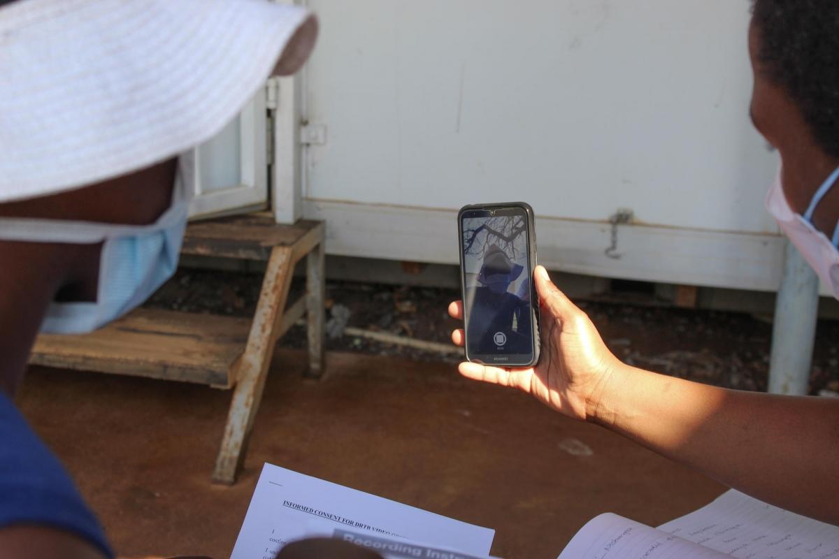 Une infirmière MSF explique le fonctionnement du traitement par vidéo-observation à une patiente atteinte de tuberculose multirésistante dans le centre de santé de Matsanjeni.
 © MSF/Jakub Hein