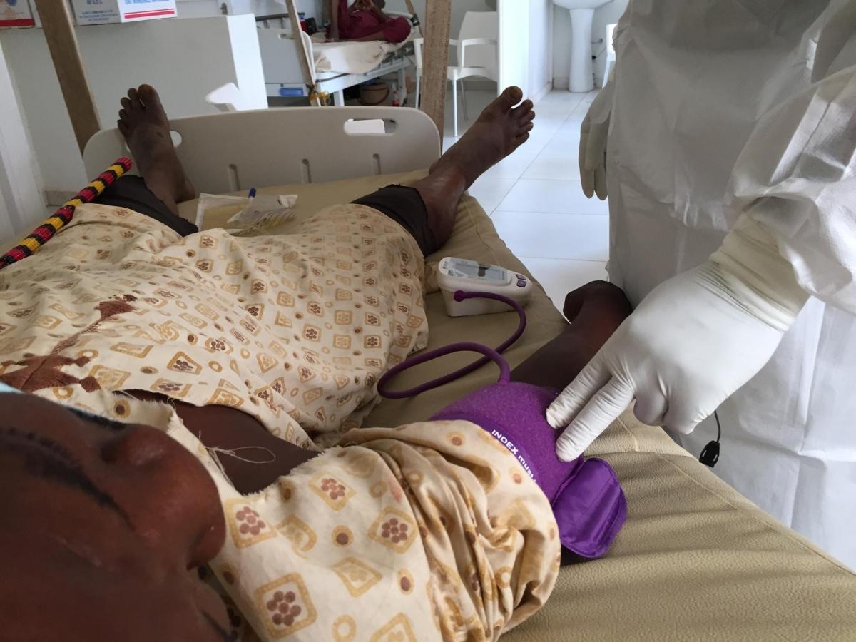 Un personnel soignant prend la température d’un patient atteint du coronavirus dans l’unité Covid de l’hôpital Point G de Bamako, soutenu par MSF.
 © Lamine Keita/MSF