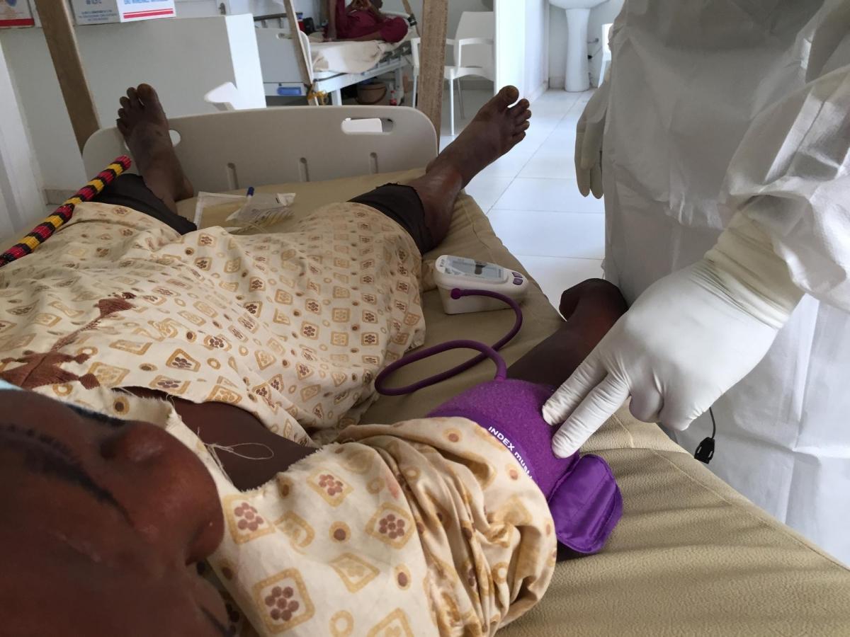 Un personnel soignant prend la température d’un patient atteint du coronavirus dans l’unité Covid de l’hôpital Point G de Bamako, soutenu par MSF.
 © Lamine Keita/MSF