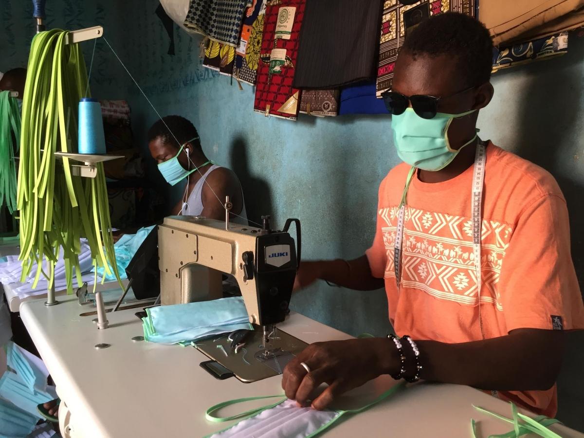 Fabrication de masques dans un atelier de couture à Bamako, Mali.
 © Lamine Keita/MSF