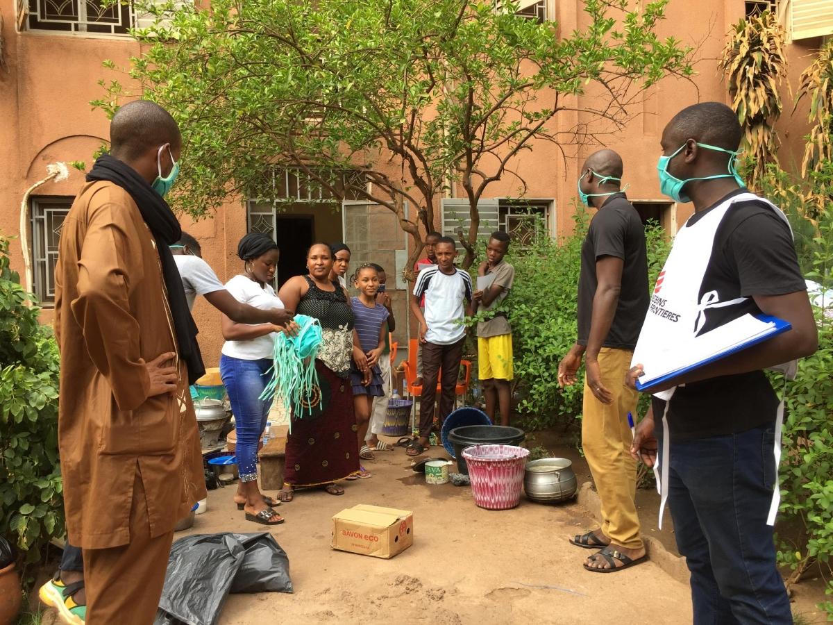 Une famille de Bamako reçoit des masques lavables et du savon pour se protéger contre le coronavirus.
 © Lamine Keita/MSF