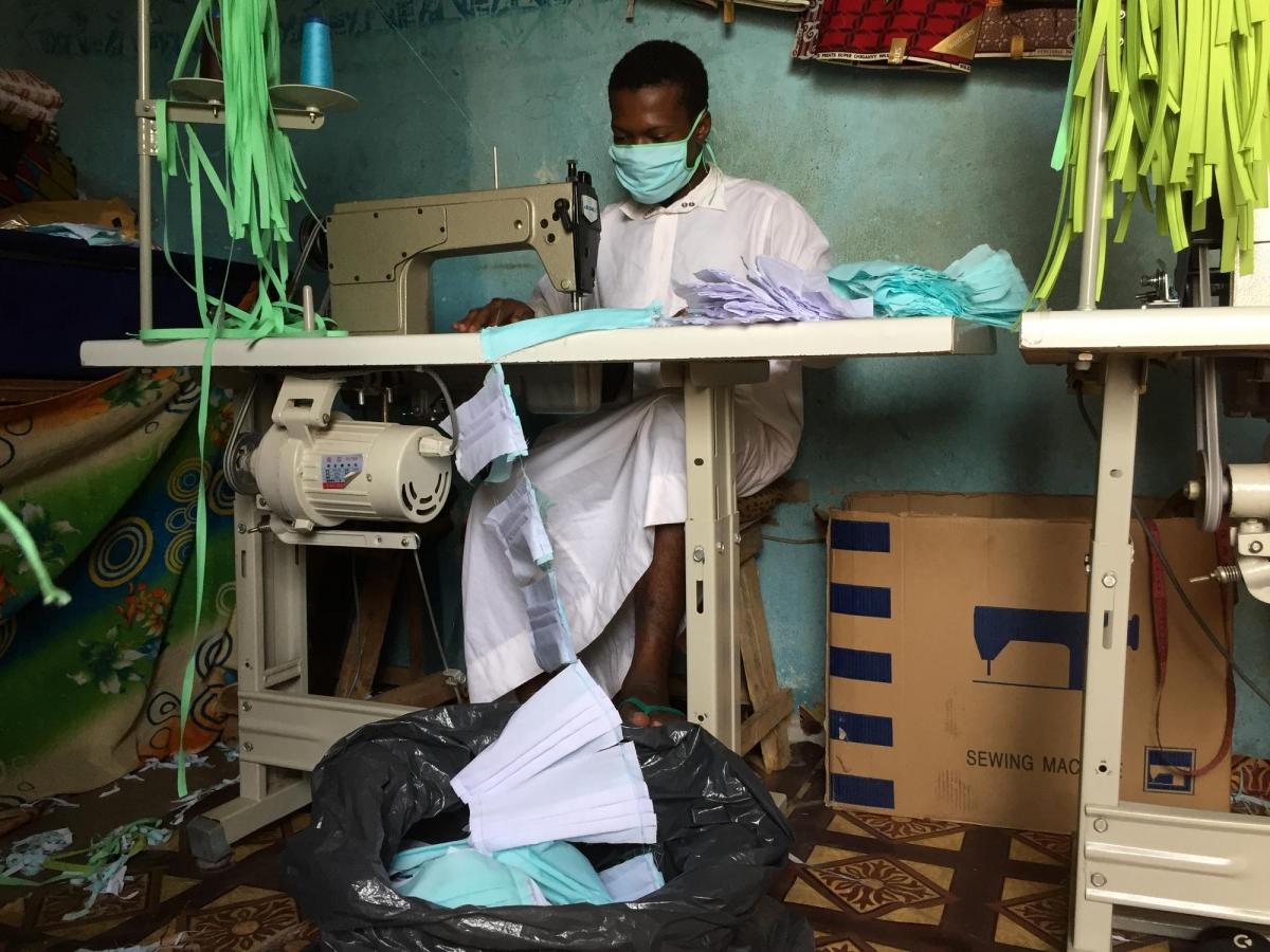 Un tailleur dans un atelier de couture de Bamako, en train de fabriquer des masques lavables pour MSF. 1 500 masques sont réalisés chaque jour.&nbsp;
 © Lamine Keita/MSF