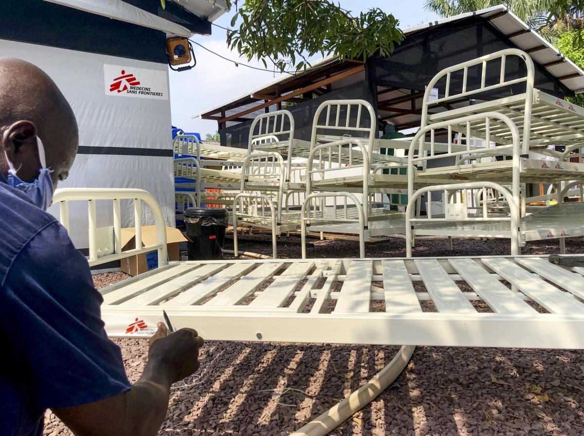 Un personnel MSF apporte des lits pour installer l'unité de traitement Covid dans l'hôpital Saint-Joseph. Mai 2020.&nbsp;
 © MSF/Anne Boher