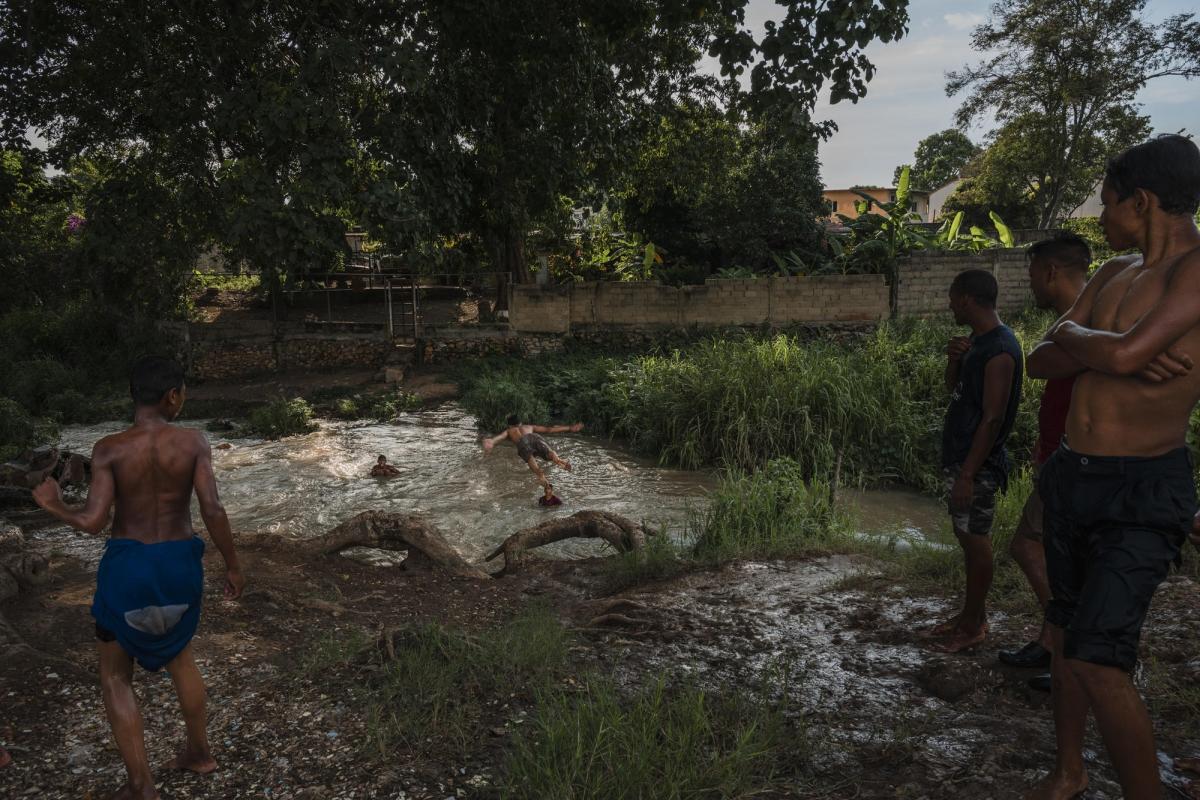 Dans la communauté de Brisas de Manantial, dans l'Etat d'Anzoategui, de nombreuses familles vivent dans des conditions précaires et peinent à accéder aux services de base.
 © Adriana Loureiro Fernandez/MSF