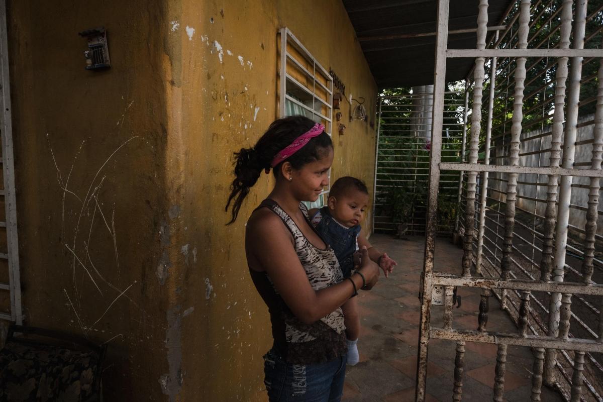 Veronica vit au sein de la communauté “La Quebrada”, avec sa grand-mère et son bébé de 4 mois.
 © Adriana Loureiro Fernandez/MSF