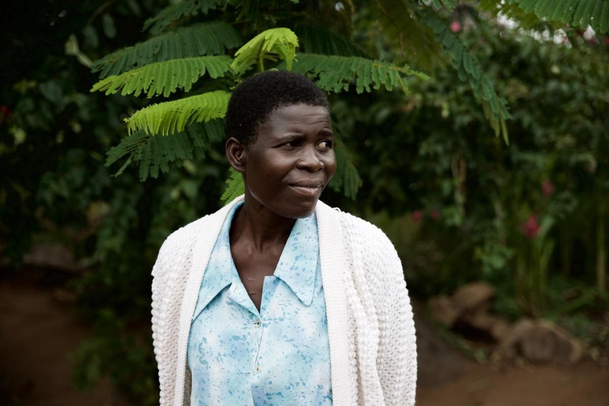 Après un certain temps au service d'oncologie de l'hôpital Queen Elizabeth, Elida Howa a été transférée à&nbsp;MSF pour recevoir des soins palliatifs à domicile. Quatre mois plus tard&nbsp;Elida était éligible à la chirurgie curative. « J'avais peur de la chirurgie », dit-elle, « mais je savais aussi que cela pourrait me sauver. Je suis contente de l'avoir fait. » Elida est désormais guérie.
 © Francesco Segoni/MSF