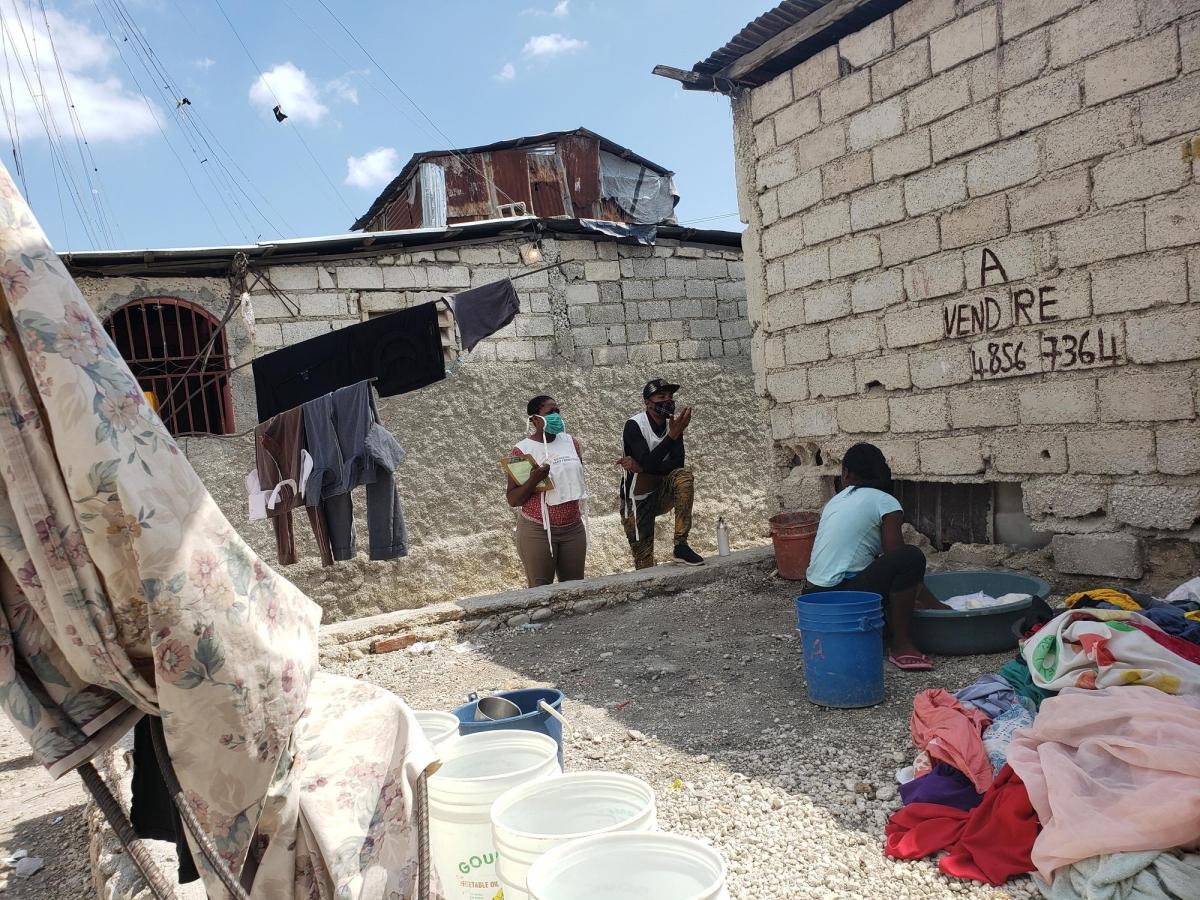 Les promoteurs de la santé de MSF sensibilisent aux mesures préventives liées à la Covid-19 à Martissant, un quartier de la capitale Port-au-Prince
 © MSF/Lunos Saint-Brave