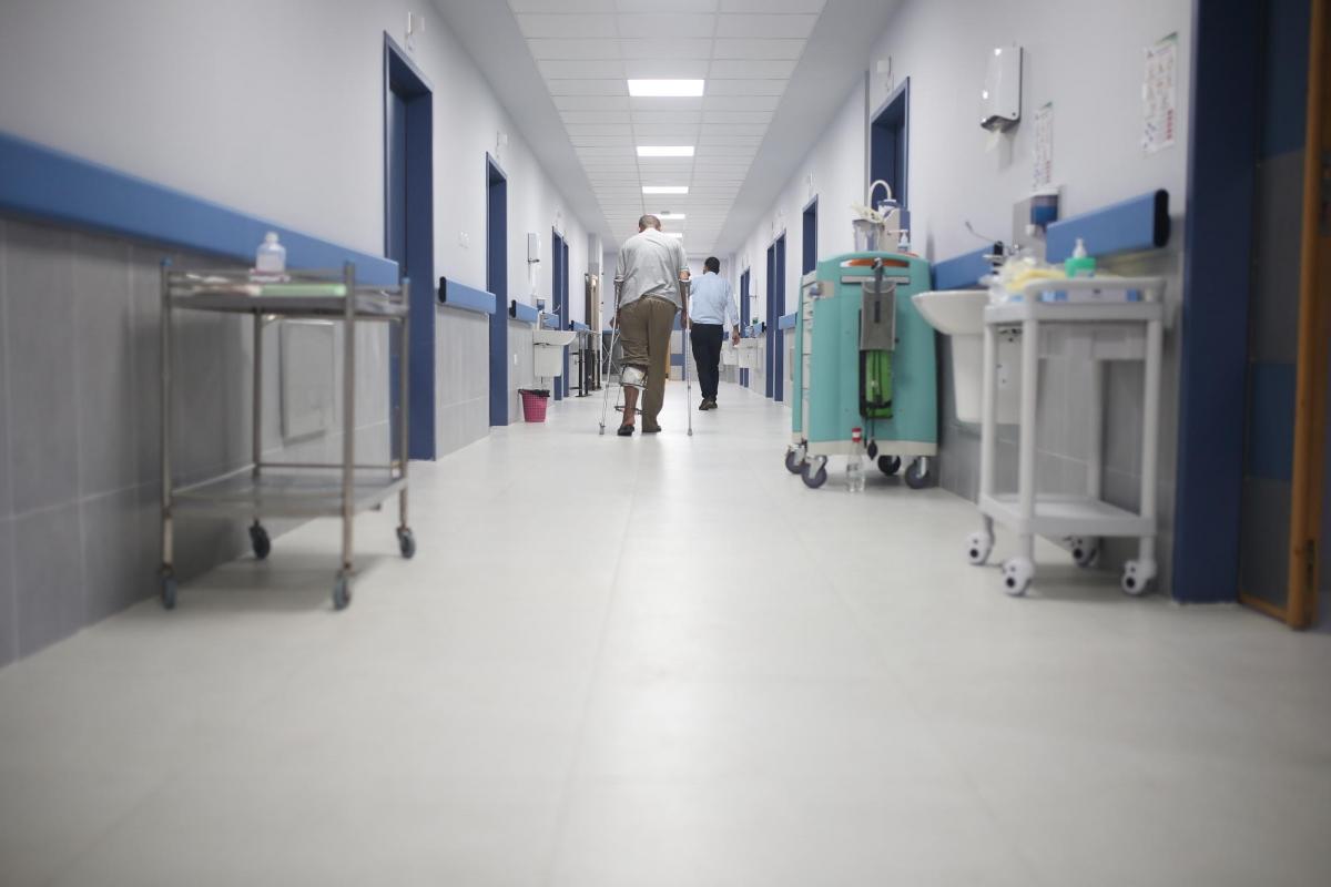 Un patient déambule dans les couloirs de la nouvelle unité chirurgicale de MSF à l'hôpital Nasser de Khan Younès, Gaza, août 2020.
 © Lyad Alasttal/MSF