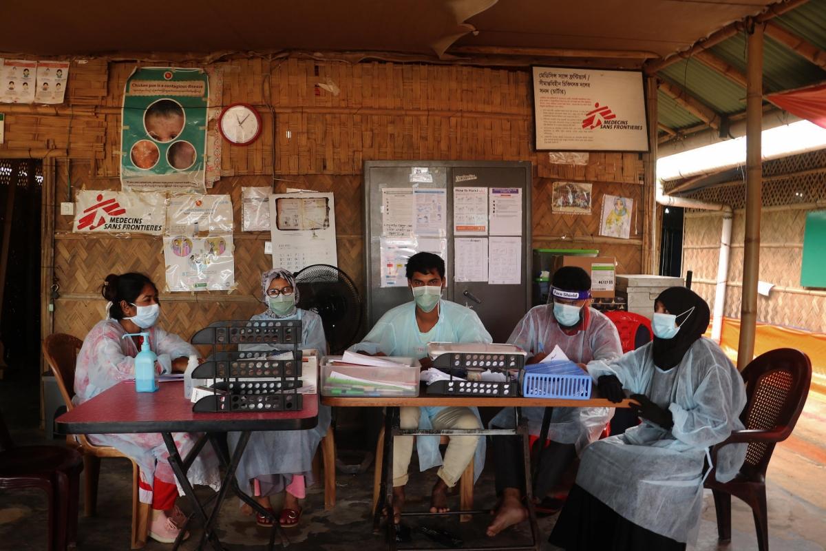Le personnel médical MSF dans la salle d’attente des urgences de son hôpital&nbsp;de Goyalmara à Cox’s Bazar.
 © Hasnat Sohan/MSF