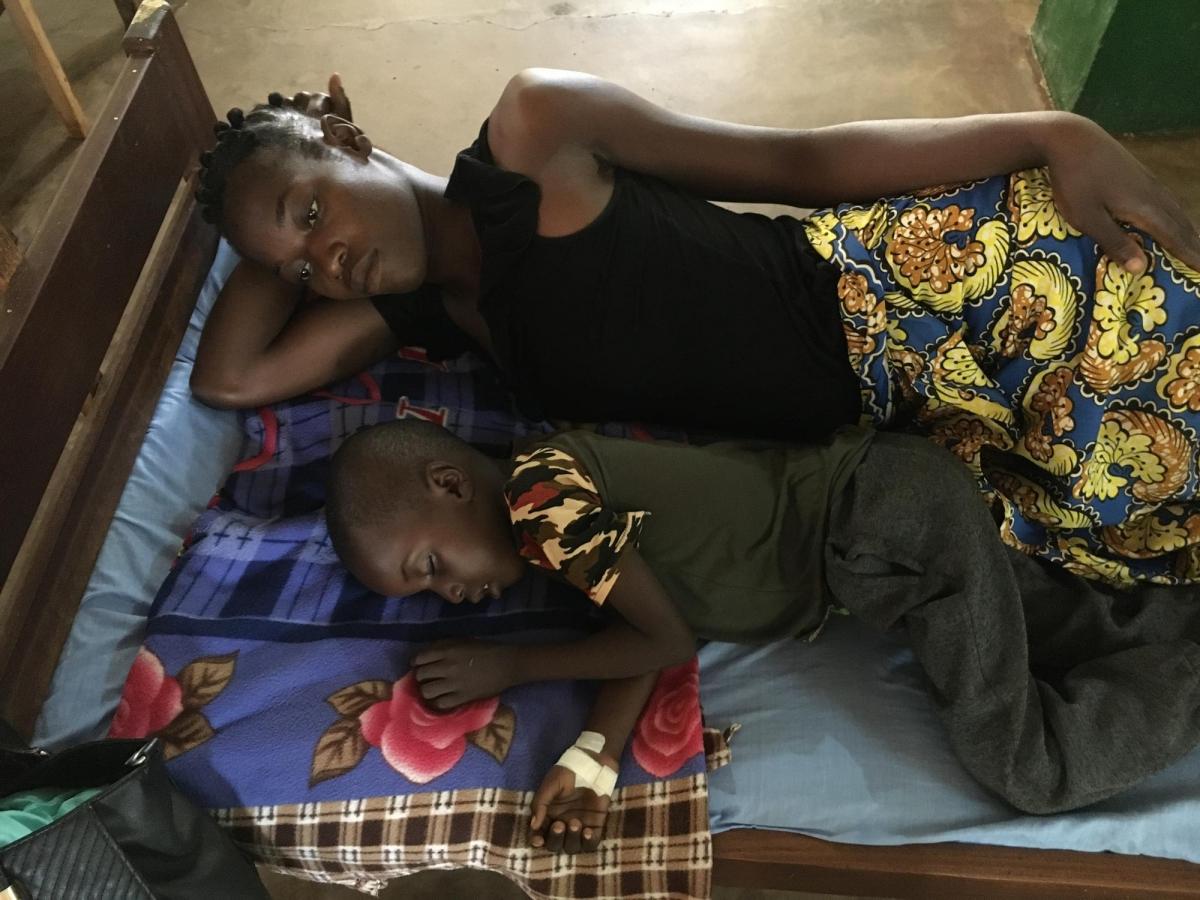 Chancella Gbtoum avec son fils de cinq ans, Yakota Abbias, atteint de la forme sévère du paludisme et pris en charge par MSF à l'hôpital de Batangafo, en République centrafricaine.
 © Lorène Giorgis/MSF