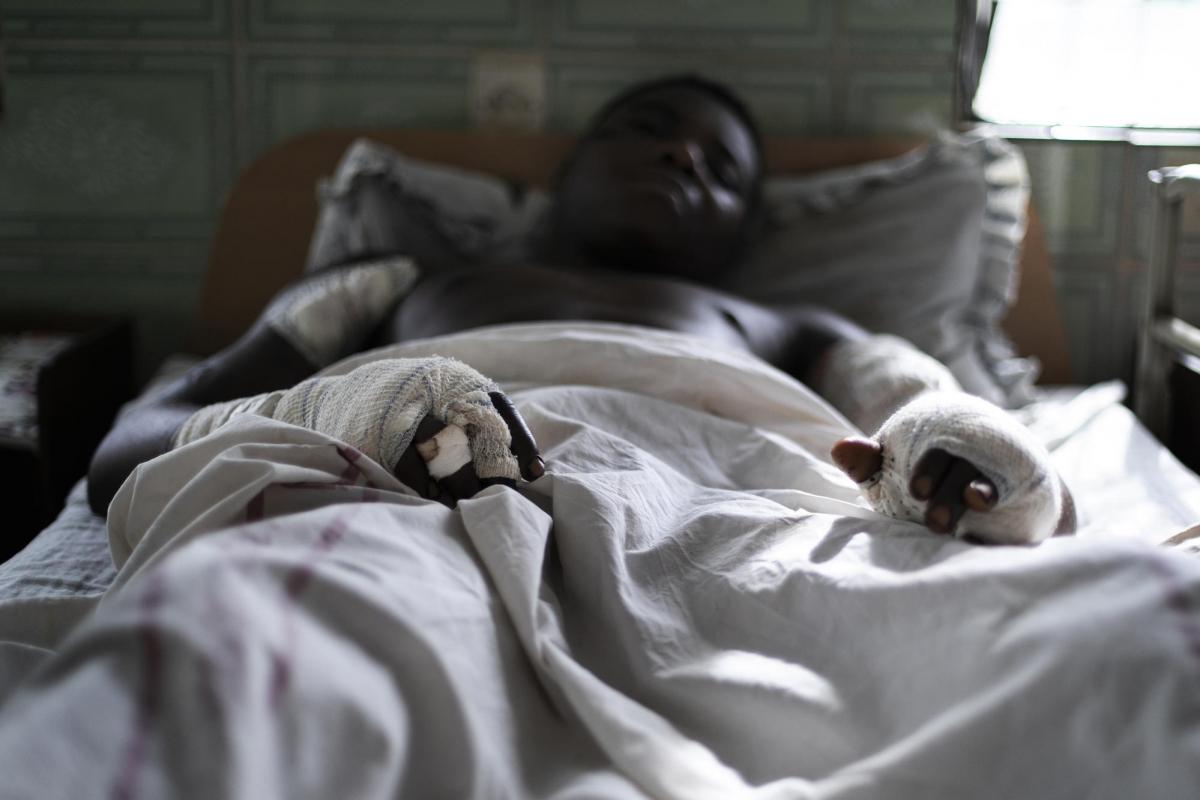 &nbsp;Paul sur son lit&nbsp;d'hôpital.
 © Albert Masias/MSF