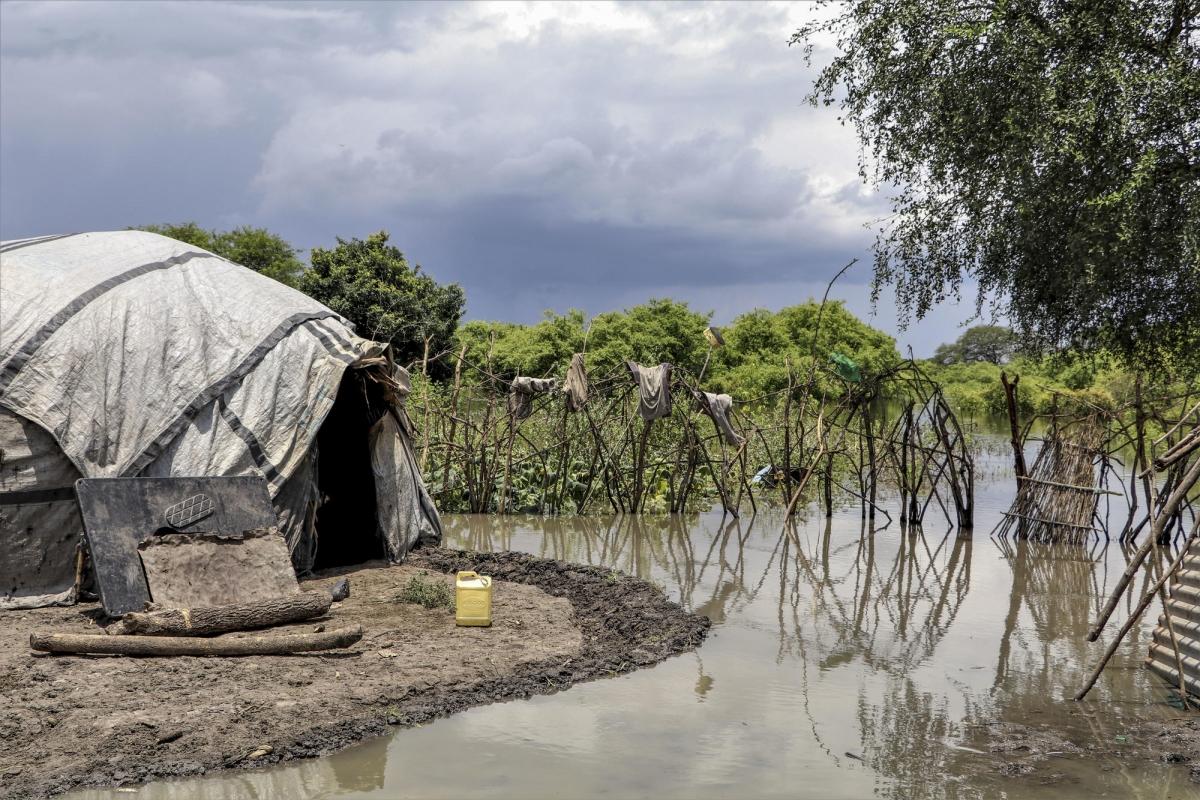 Une maison inondée à Lanyeri payam. Une clinique mobile MSF apporte des soins médicaux&nbsp;dans les zones rendues inaccessibles suite aux&nbsp;inondations.&nbsp;10 septembre 2020.
 © Tetiana Gaviuk/MSF