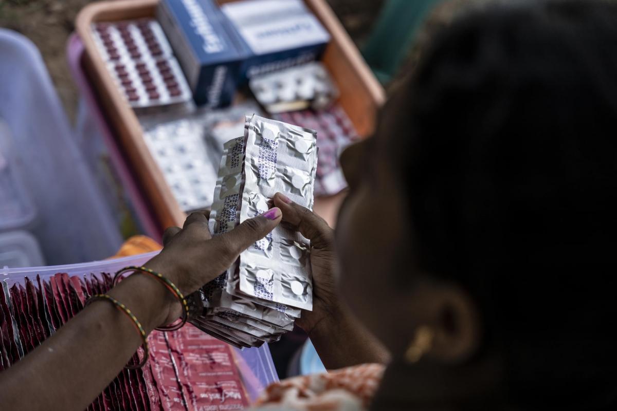 Une pharmacienne déballe les médicaments contre la tuberculose lors d'une clinique mobile. Le traitement de la TB-MDR comporte la prise d’environ 14 000 comprimés sur une période pouvant allant jusqu'à deux ans. Septembre 2019.&nbsp;
 © Tadeu Andre/MSF