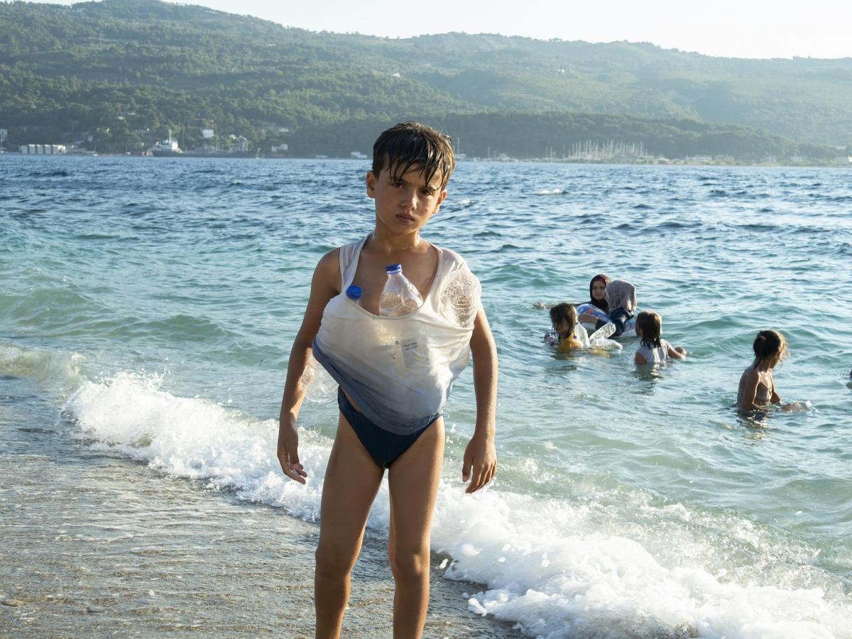 Un jeune réfugié Syrien au bord de la mer&nbsp;à Samos.
 © Enri Canaj / Magnum Photos for MSF